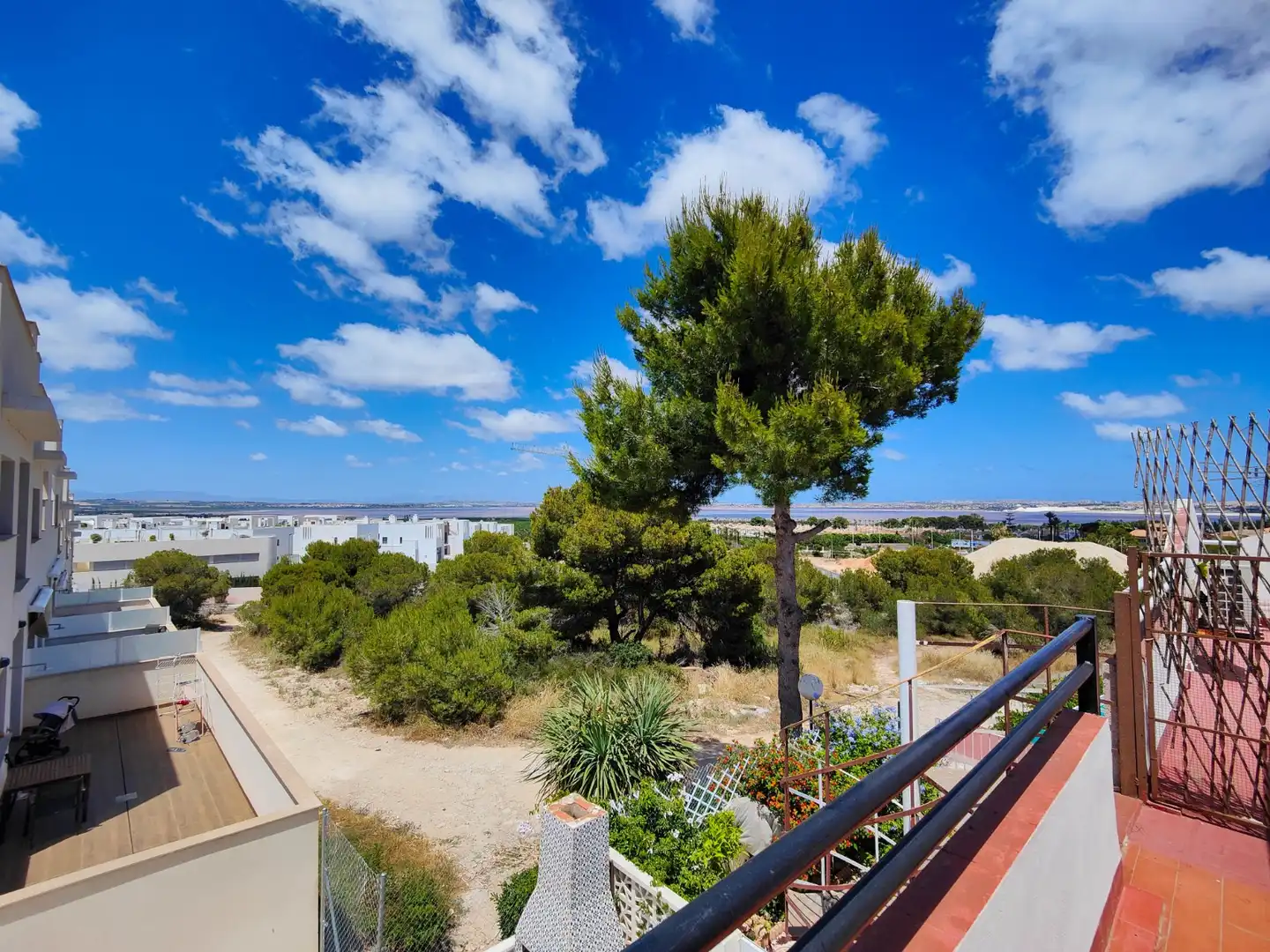 Außenansicht von Einfamilien-Reihenhaus zum Verkauf in Torrevieja mit Klimaanlage, Privatgarten und Terrasse