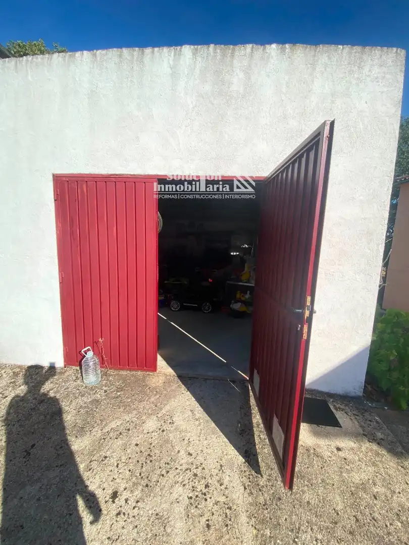 Aparcament de Casa o xalet en venda en Calvarrasa de Arriba amb Traster i Moblat