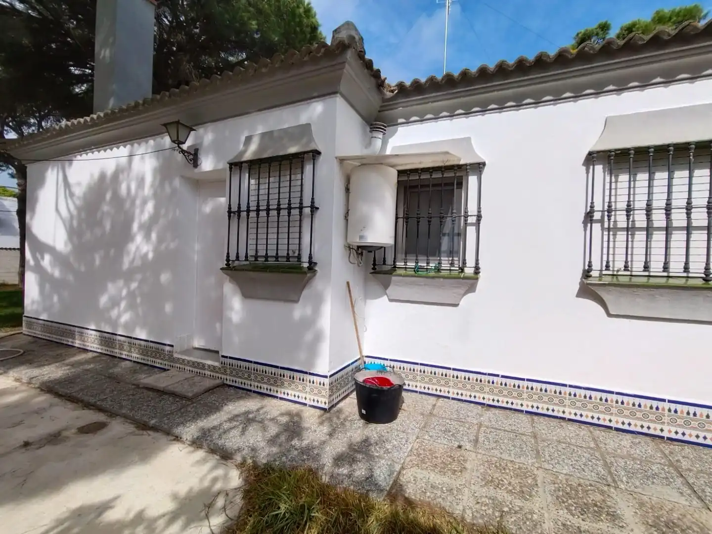 Vista exterior de Casa o xalet en venda en Chiclana de la Frontera amb Jardí privat i Terrassa