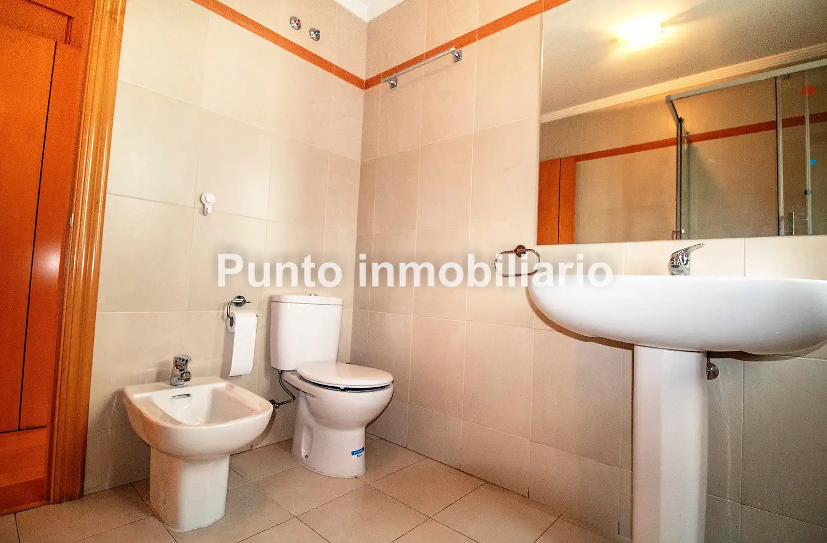 Bathroom of Houses for sale in Valladolid  with Heating, Private garden and Parquet flooring