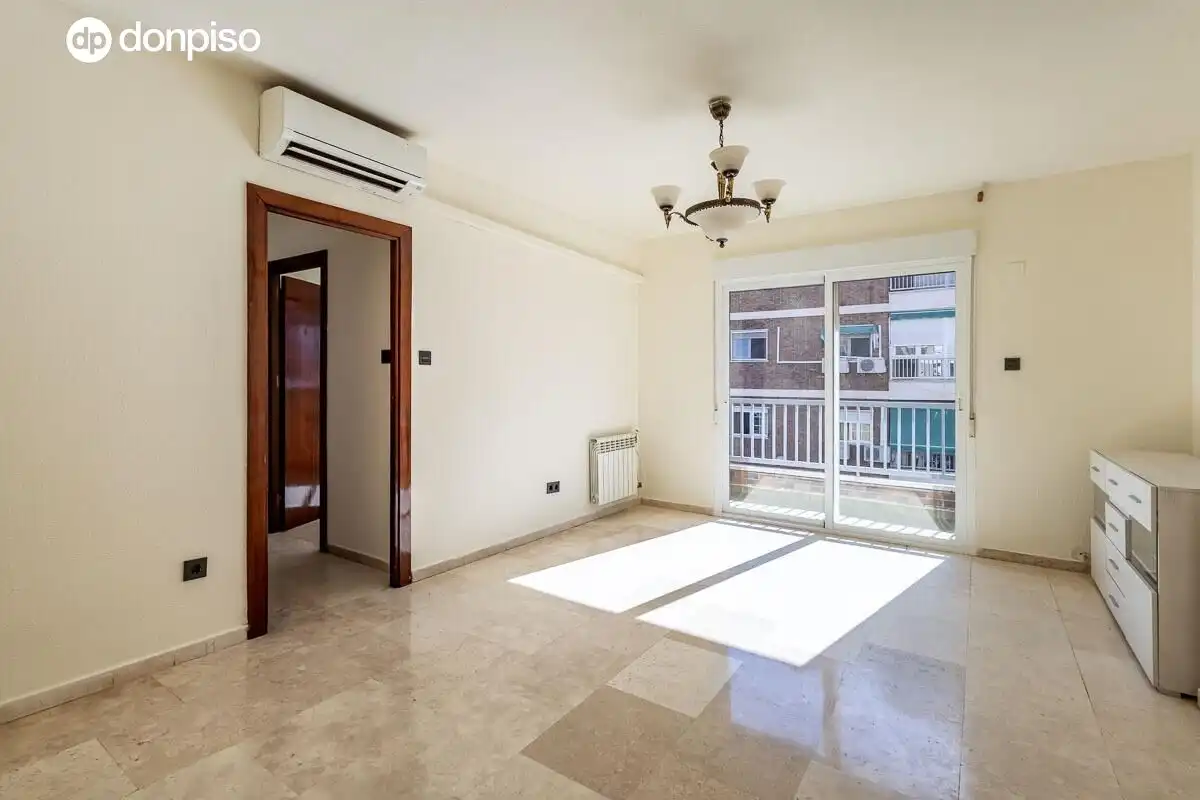 Living room of Flat for sale in Granada  with Air Conditioner, Heating and Terrace