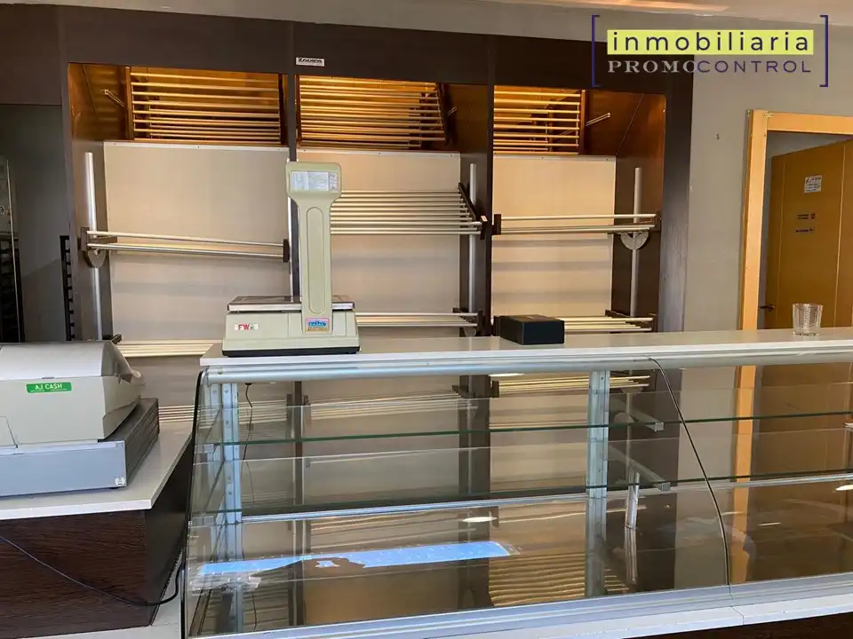 Local comercial de lloguer a Avenida Galo Ponte 54, imagen 2