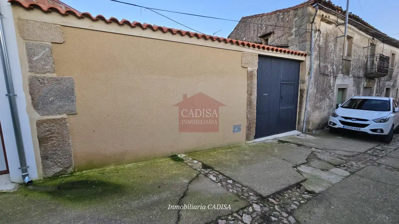 Vista exterior de Casa o xalet en venda en Hinojosa de Duero amb Calefacció, Jardí privat i Traster
