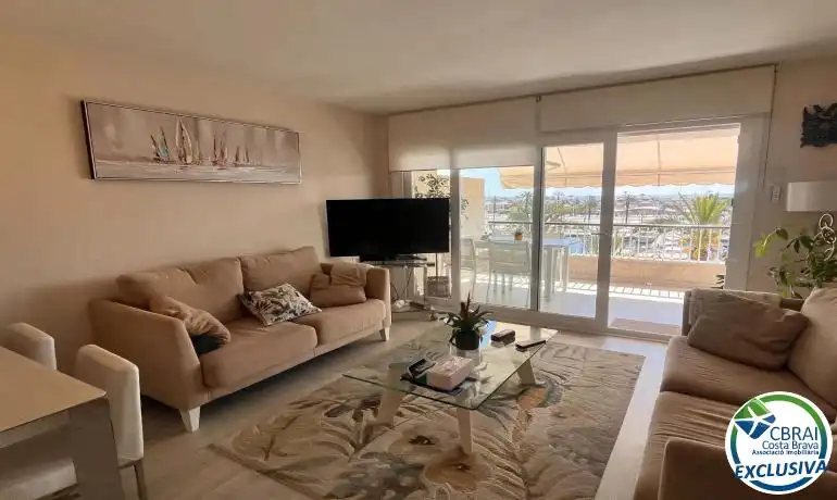 Sala d'estar de Apartament en venda en Empuriabrava amb Aire condicionat, Calefacció i Moblat