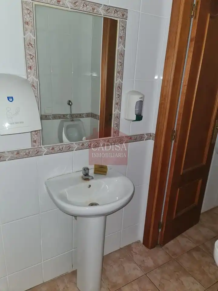 Baño de Local de alquiler en Salamanca con Aire acondicionado y Amueblado