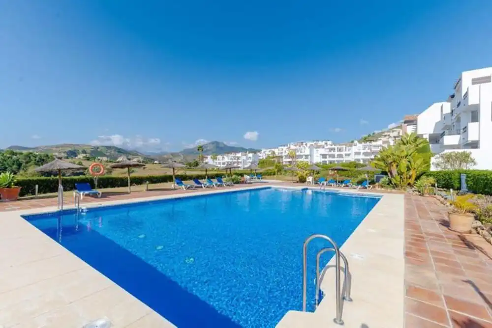 Piscina de Apartament de lloguer en Benahavís amb Aire condicionat, Terrassa i Traster