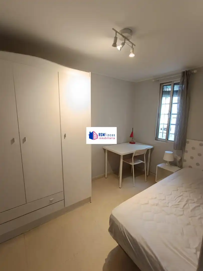 Bedroom of Flat for rent in Sevilla  with Air Conditioner and Furnished