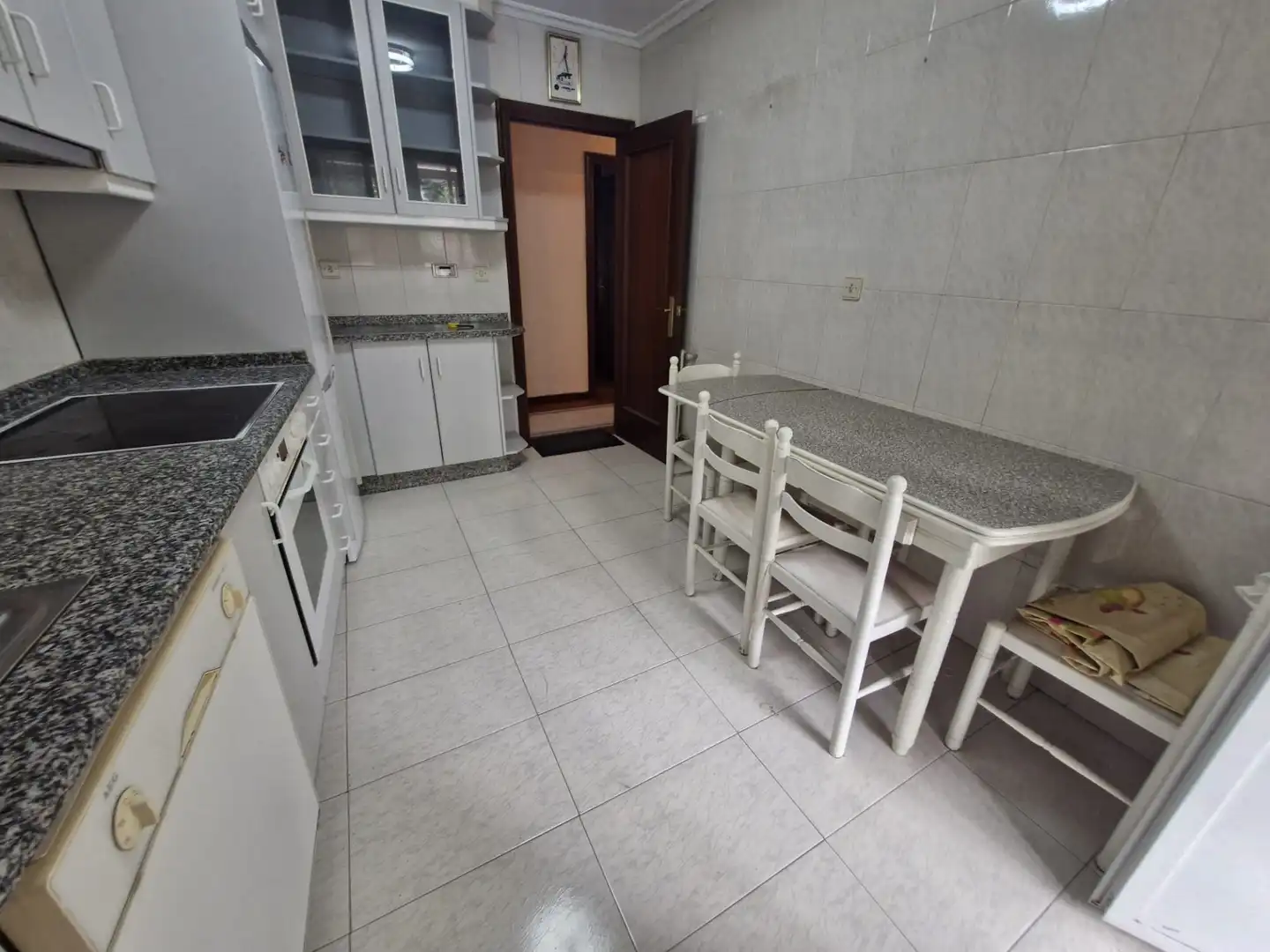 Cuina de Pis de lloguer en Ourense Capital  amb Calefacció, Parquet i Moblat