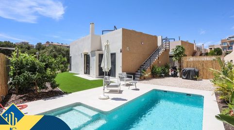 Villa con piscina privada, en la provincia de Alicante, en la ciudad de Orihuela Costa. 3 habitaciones | 82 m² | 1 kilómetro del m