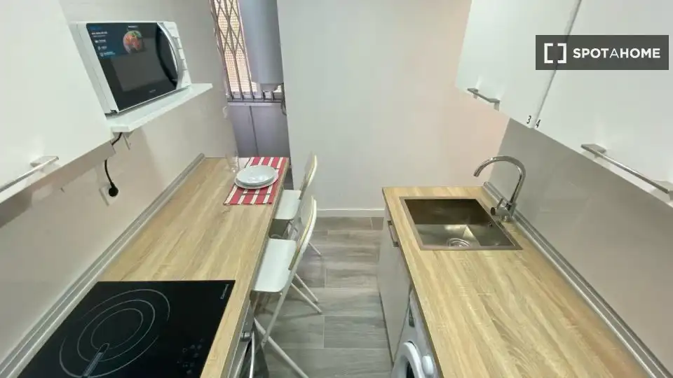 Cuina de Pis de lloguer en Madrid amb Aire condicionat, Calefacció i Moblat