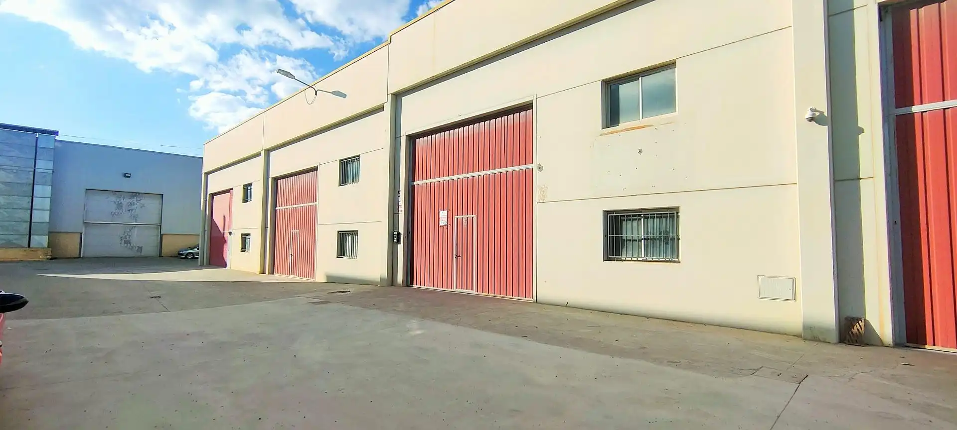 Vista exterior de Nave industrial en venta en Huesca