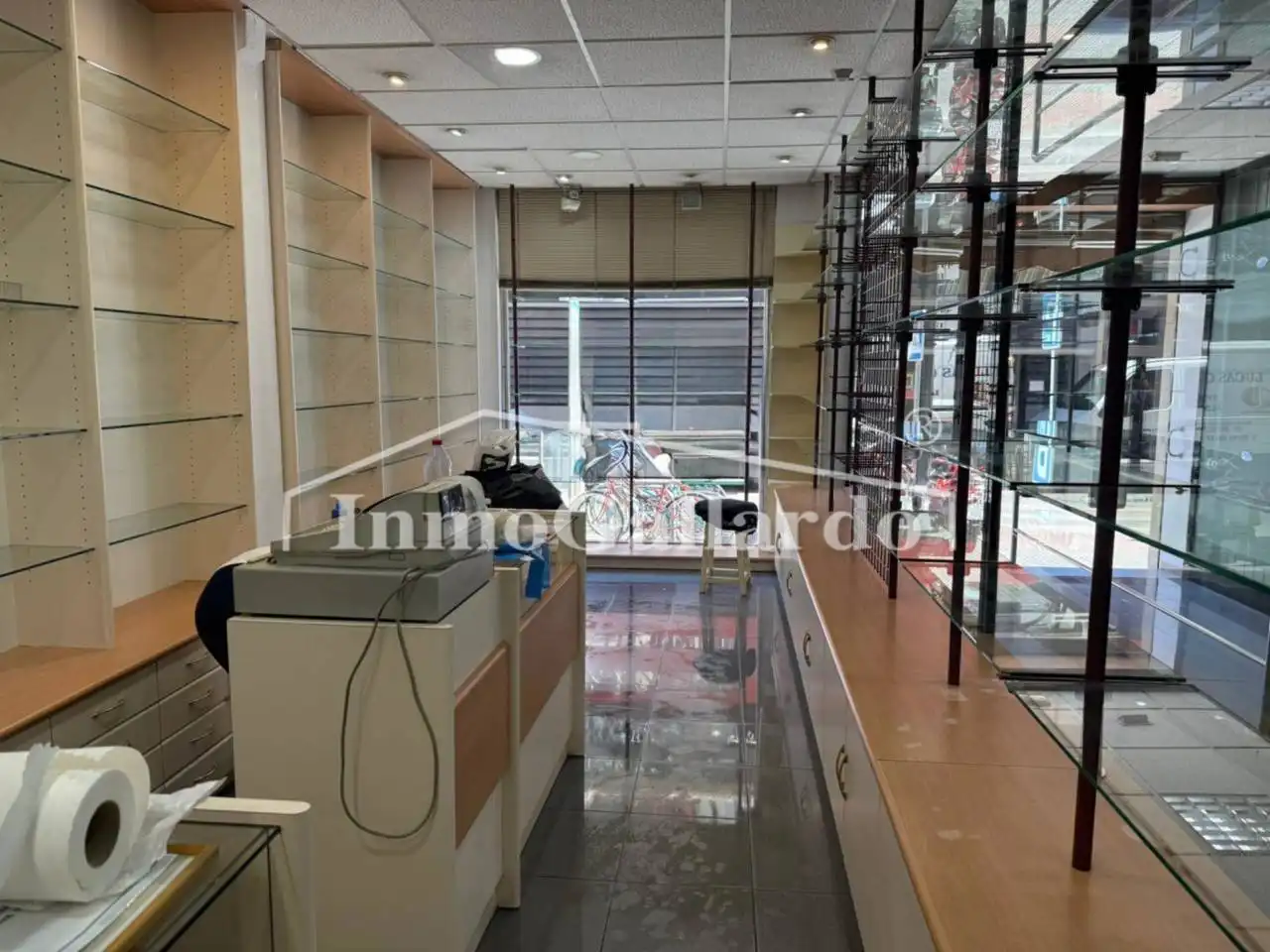 Local comercial de lloguer a Este, imagen 2