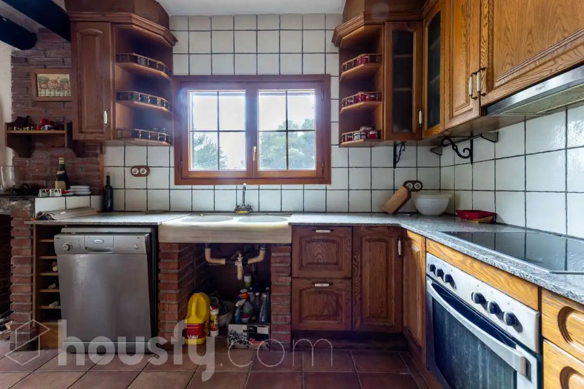 Cuina de Casa o xalet en venda en Torrelles de Foix amb Aire condicionat, Calefacció i Jardí privat