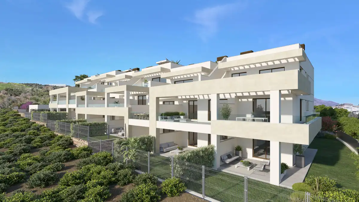 Vista exterior de Apartament en venda en Estepona amb Aire condicionat, Jardí privat i Terrassa