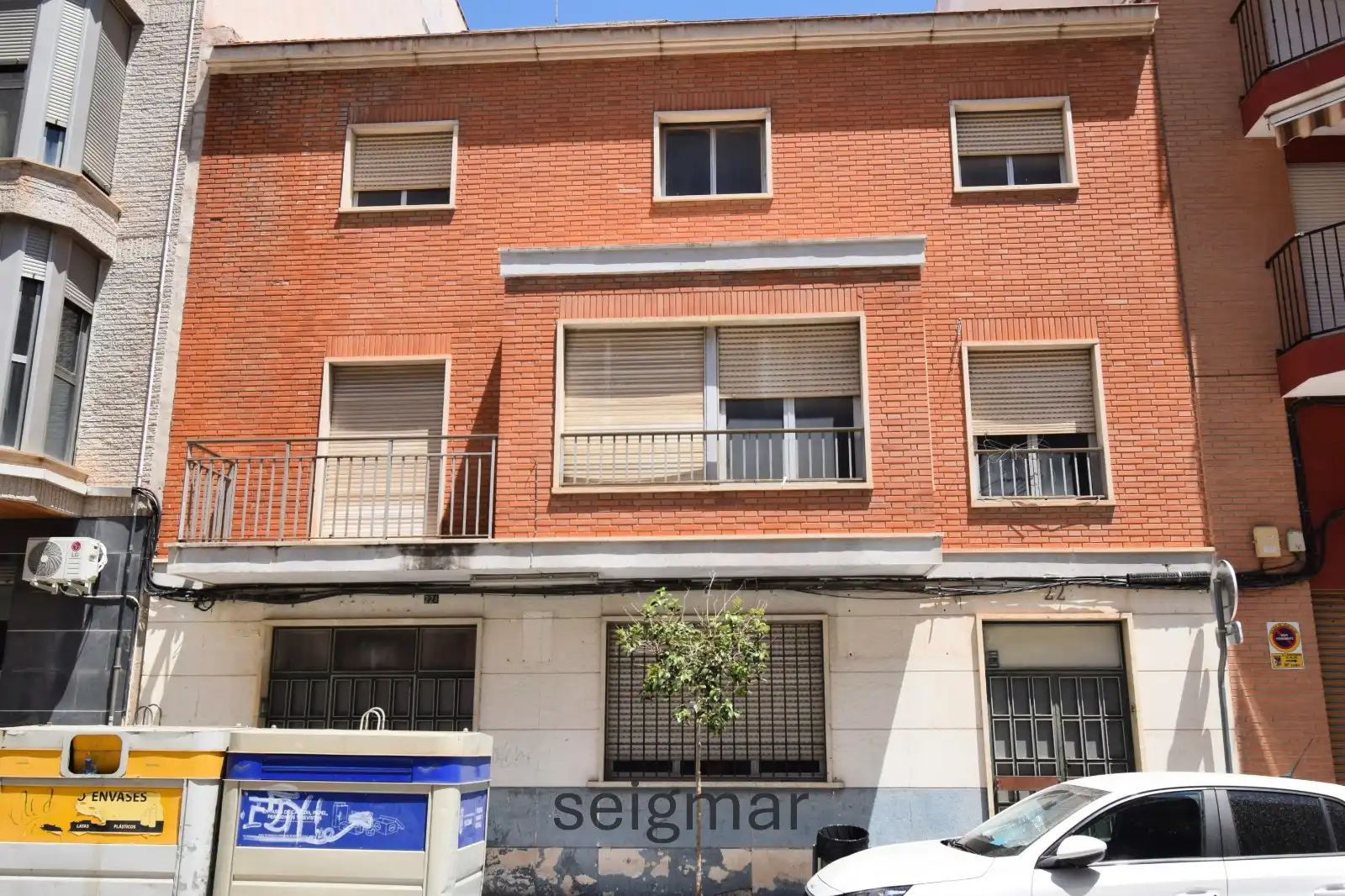 Vista exterior de Edifici en venda en Villena