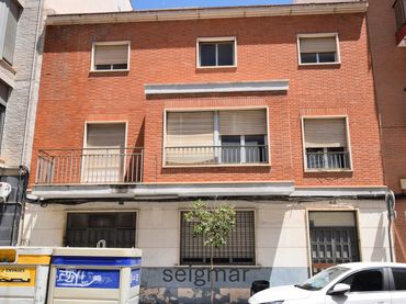 Gemischtgenutztes Gebäude zum Verkauf in Calle Escultor Navarro Santafé