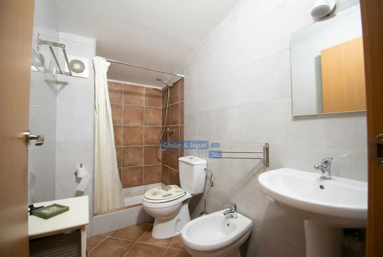 Bathroom of Houses for sale in Alfara de la Baronia