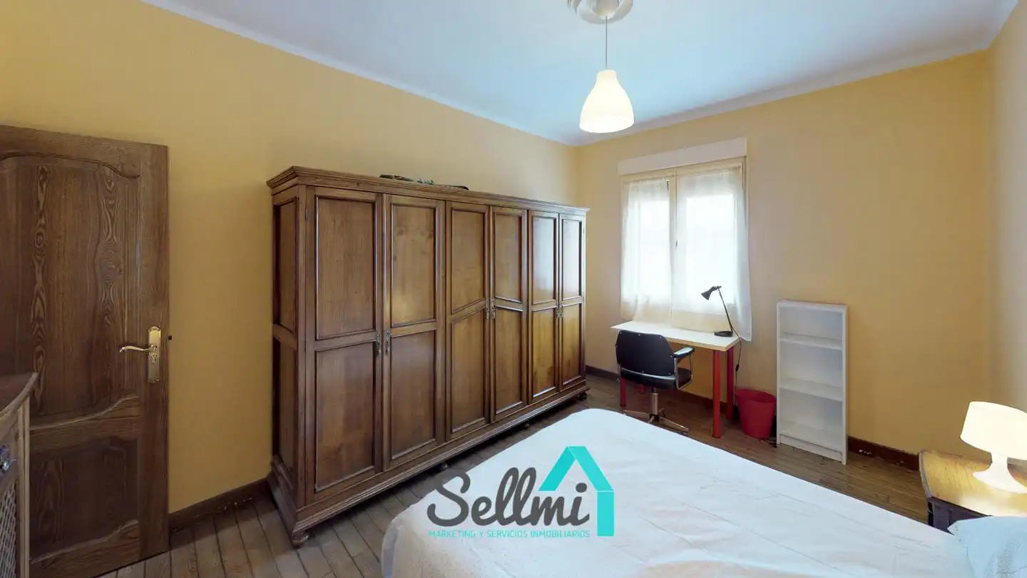 Bedroom of Flat for rent in Oviedo   with Heating, Parquet flooring and Furnished