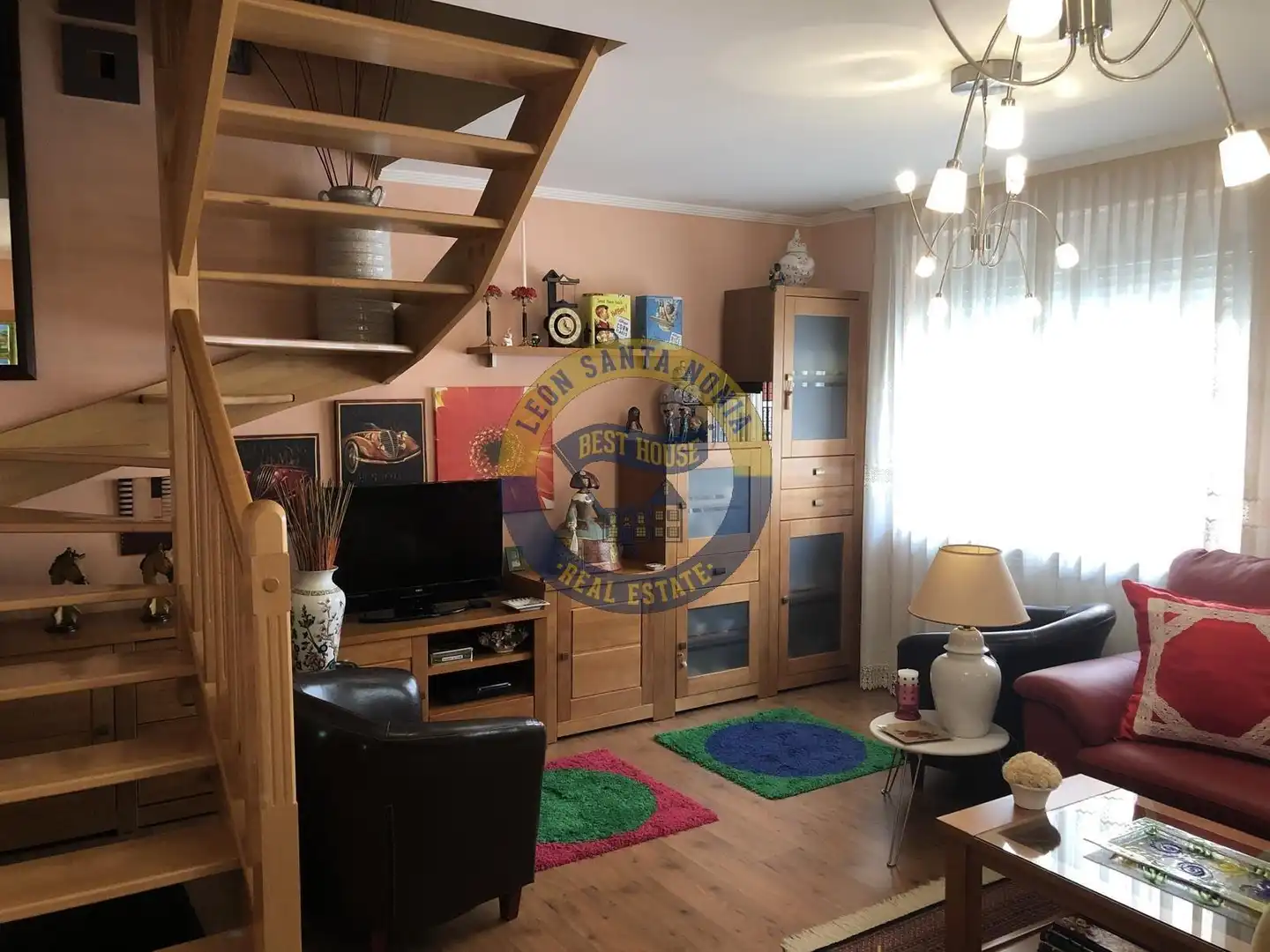 Sala d'estar de Casa o xalet en venda en León Capital  amb Calefacció, Jardí privat i Moblat