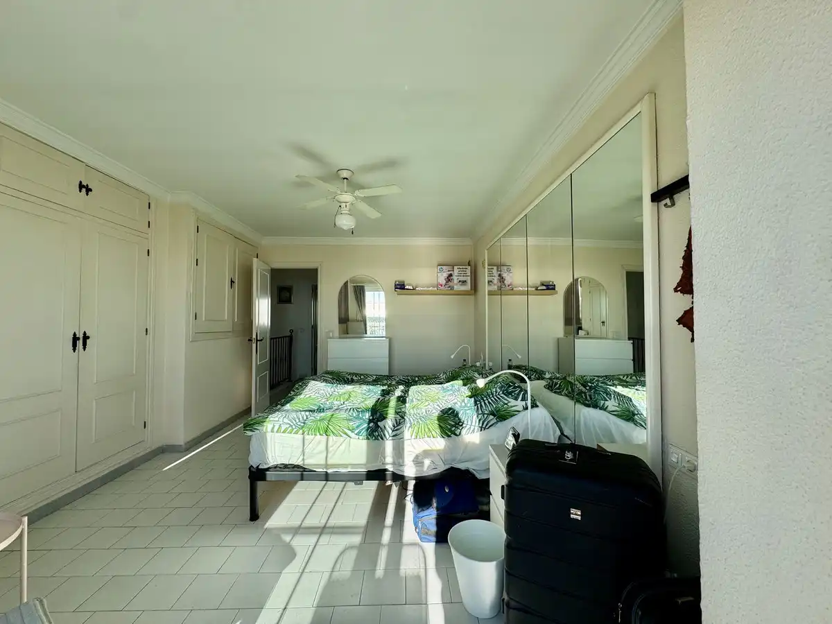 Habitación de Casa adosada en venta en Benalmádena con Aire acondicionado, Terraza y Piscina comunitaria