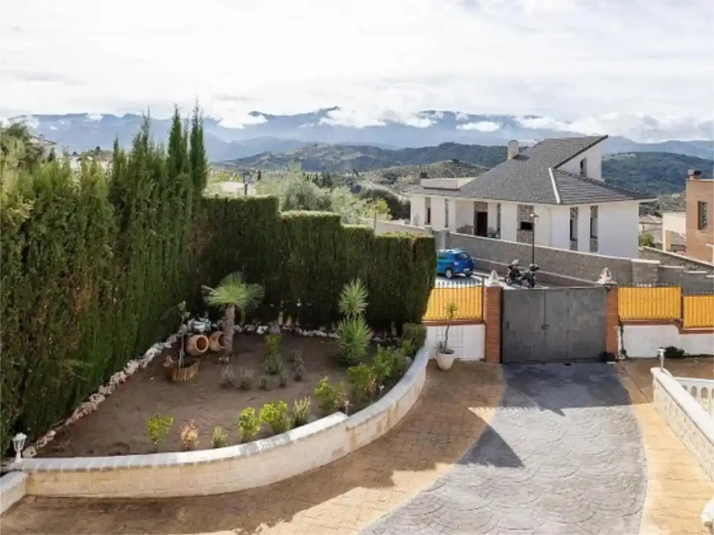 Vista exterior de Casa o xalet en venda en Huétor de Santillán amb Aire condicionat, Piscina i Balcó