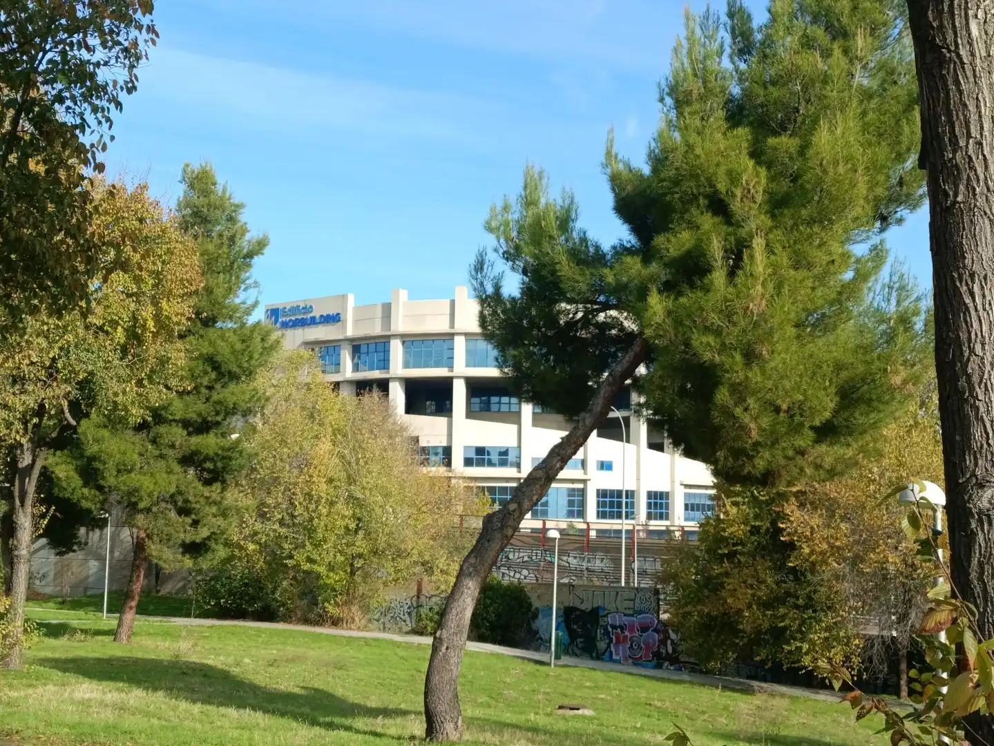 Vista exterior de Nave industrial en venta en Madrid