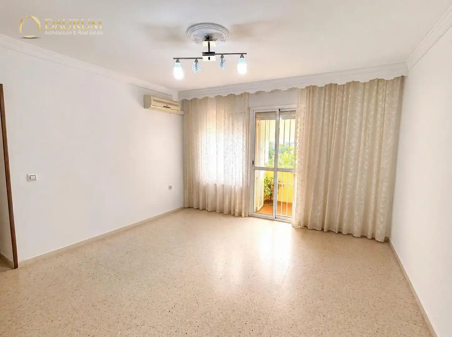 Sala de estar de Piso en venta en Alcalá de Guadaira con Aire acondicionado, Terraza y Amueblado