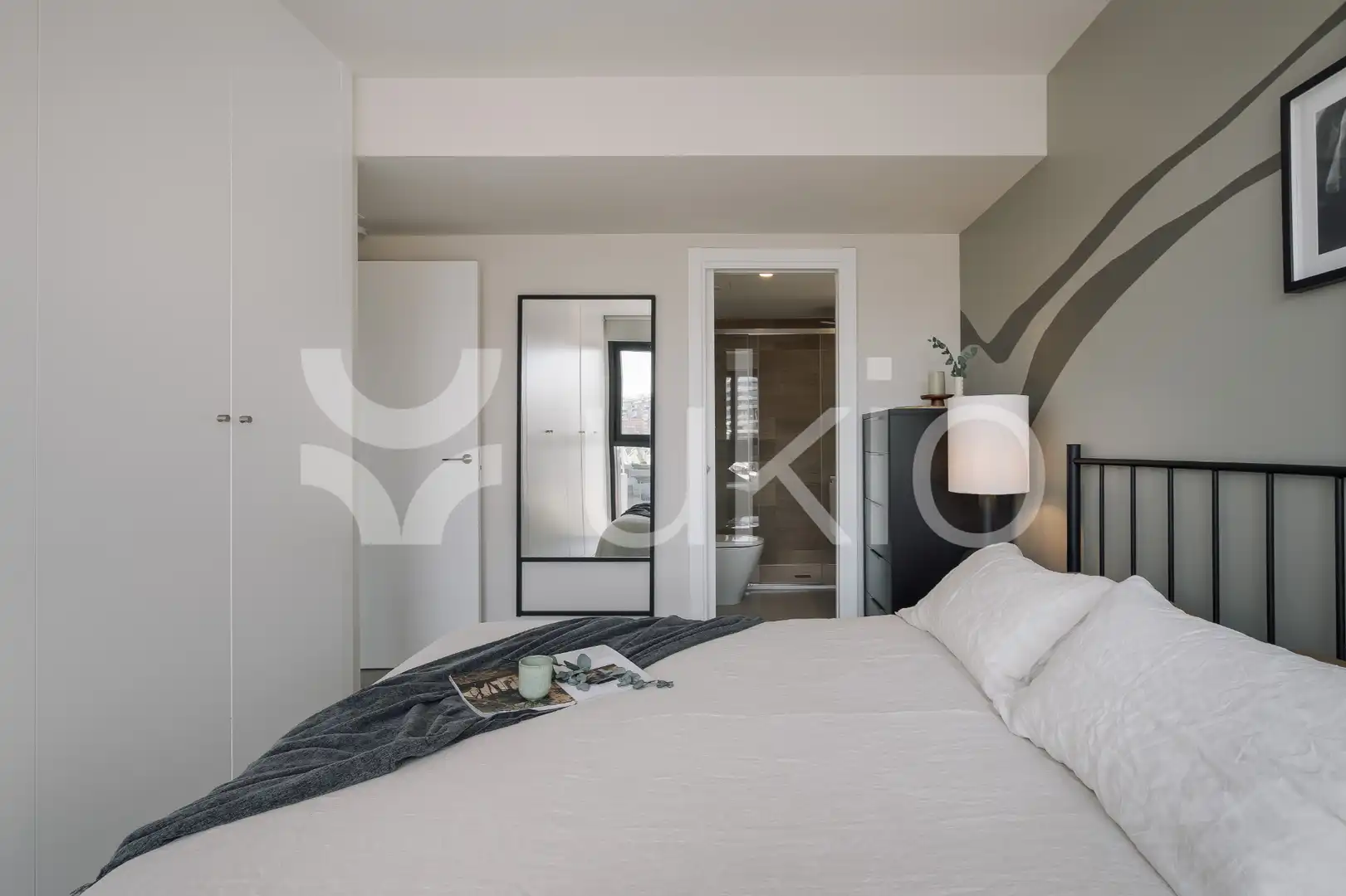 Dormitori de Apartament de lloguer en Madrid amb Aire condicionat, Calefacció i Moblat