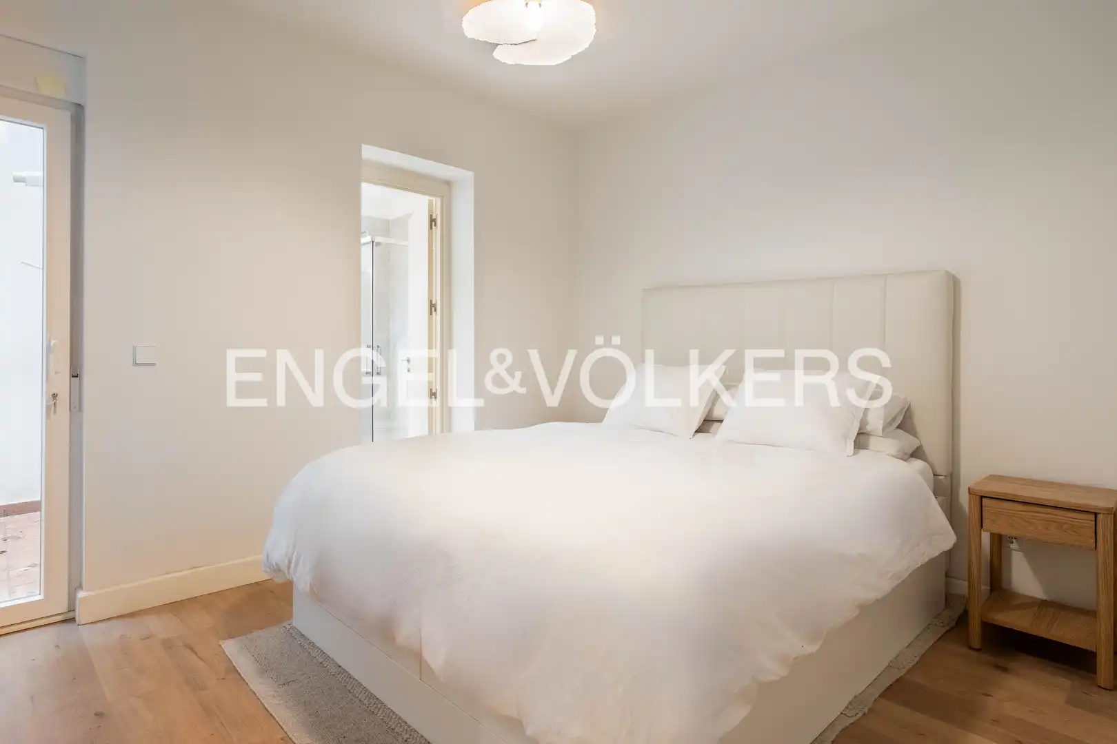 Dormitori de Apartament de lloguer en Madrid amb Aire condicionat i Calefacció