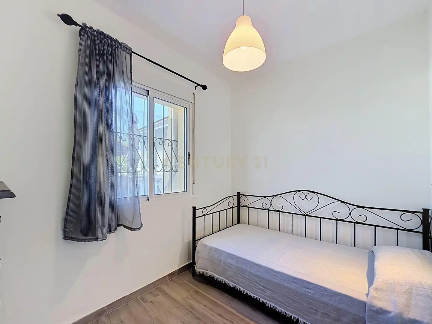 Dormitori de Casa o xalet en venda en Torrevieja amb Aire condicionat, Jardí privat i Piscina