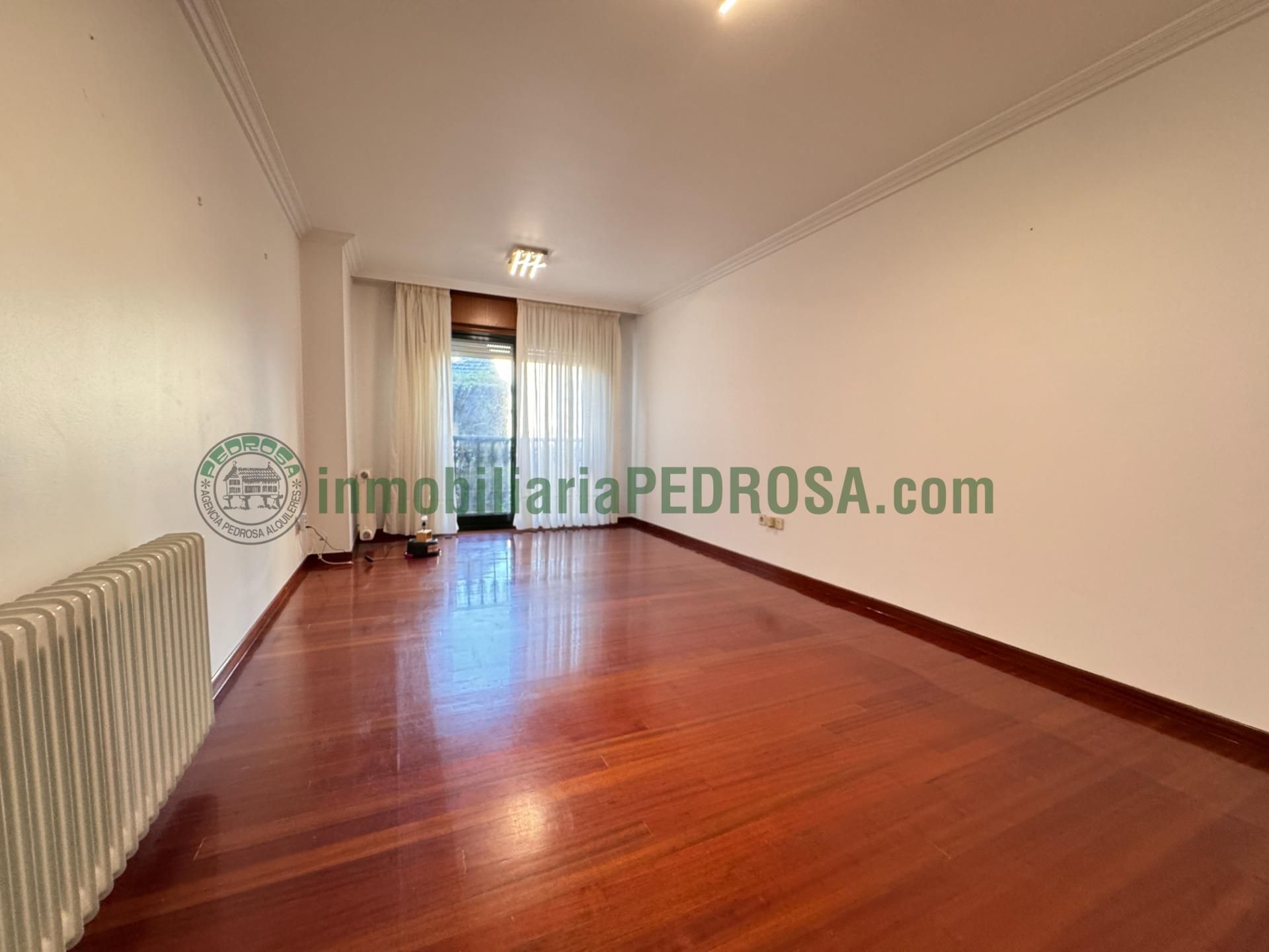 Sala d'estar de Pis en venda en Pontevedra Capital  amb Balcó