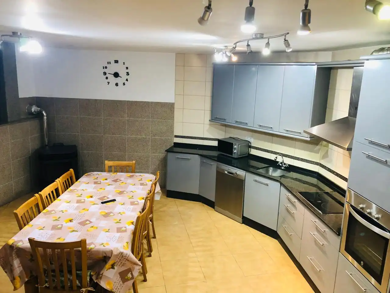 Cocina de Casa adosada en venta en Ourense Capital  con Calefacción, Parquet y Amueblado