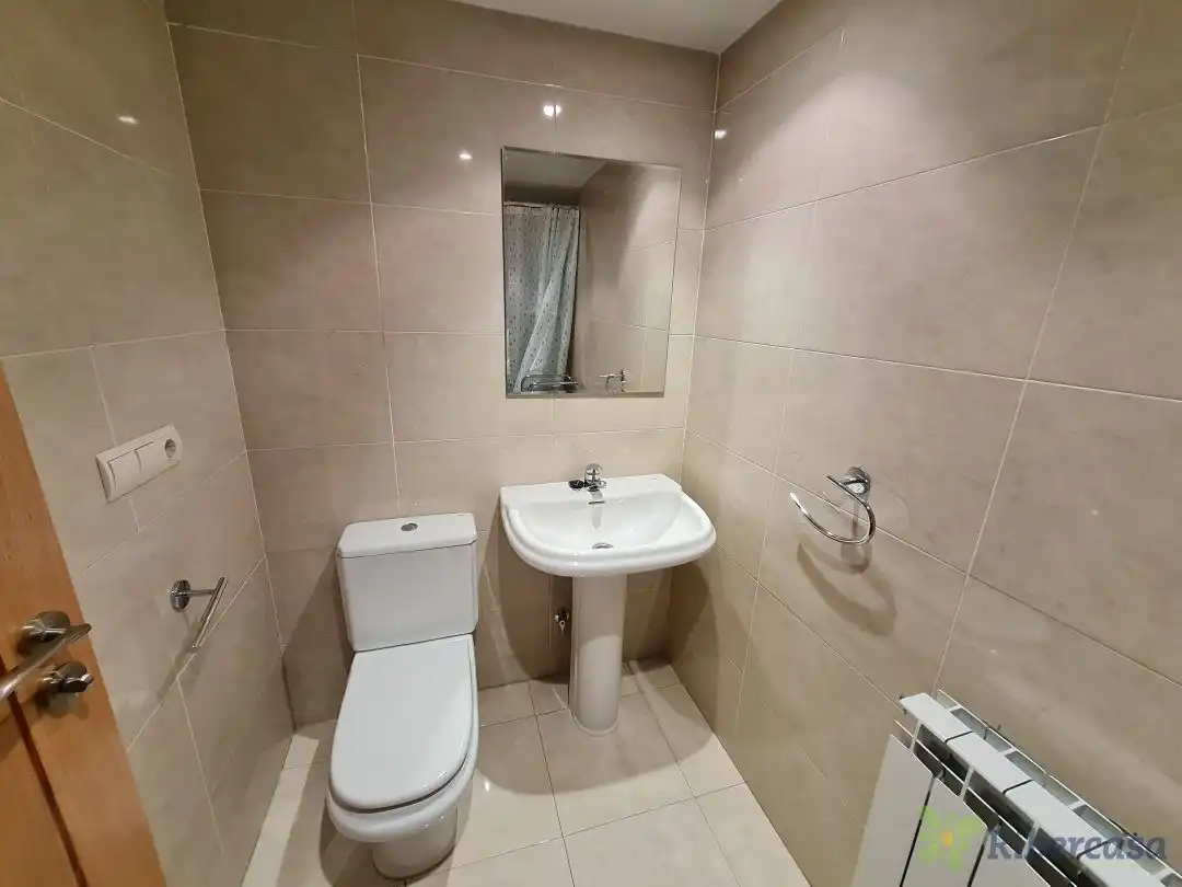 Baño de Ático en venta en Tudela con Calefacción, Terraza y Balcón