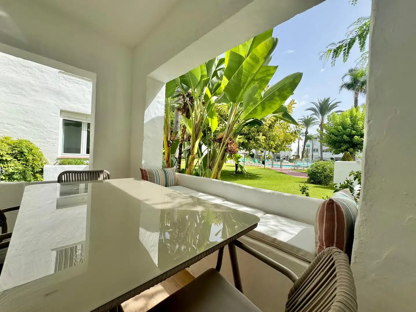 Terrasse von Erdgeschoss zur Miete in Estepona mit Klimaanlage, Terrasse und Schwimmbad