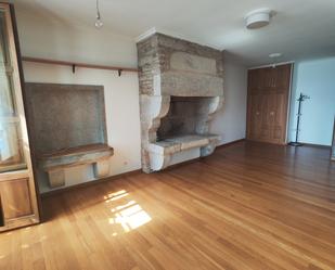 Living room of Flat for sale in Santiago de Compostela   with Heating, Parquet flooring and Oven