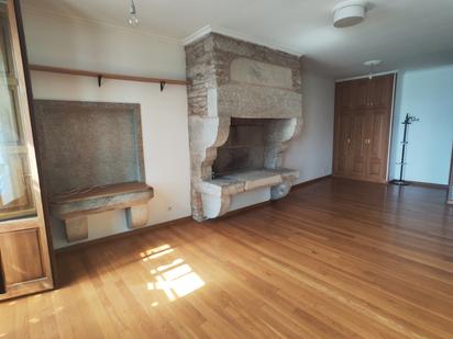 Living room of Flat for sale in Santiago de Compostela   with Heating, Parquet flooring and Oven