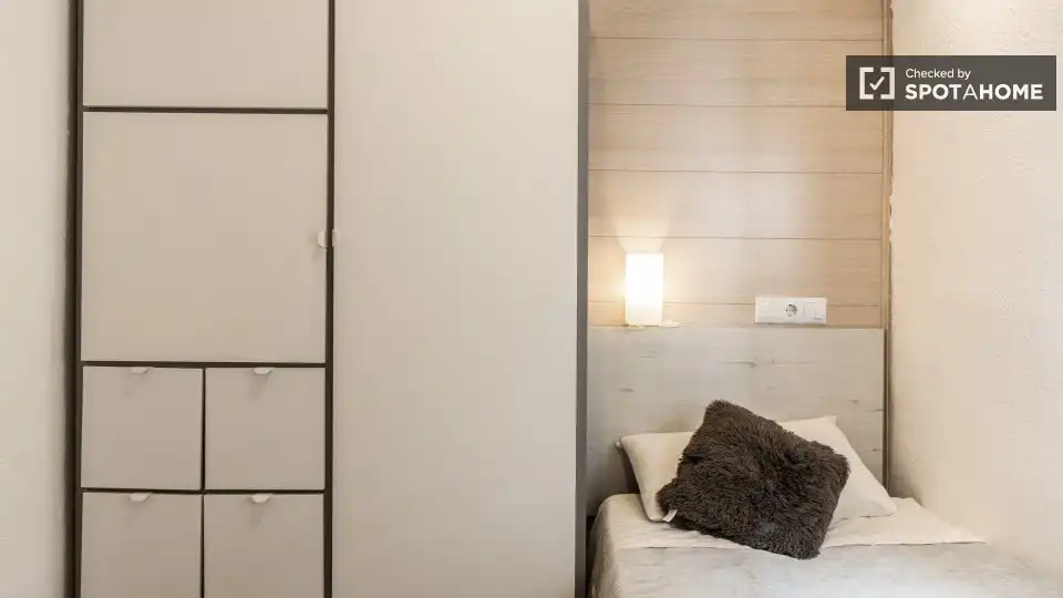 Bedroom of Flat for rent in Madrid  with Air Conditioner, Heating and Furnished