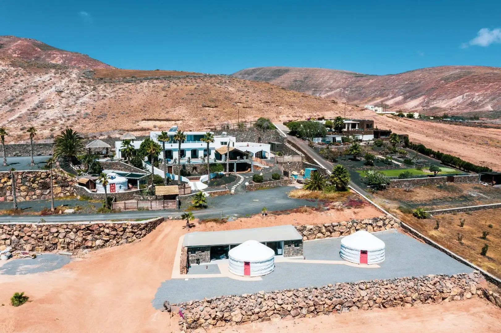 Vista exterior de Casa o xalet en venda en Haría amb Jardí privat, Terrassa i Moblat