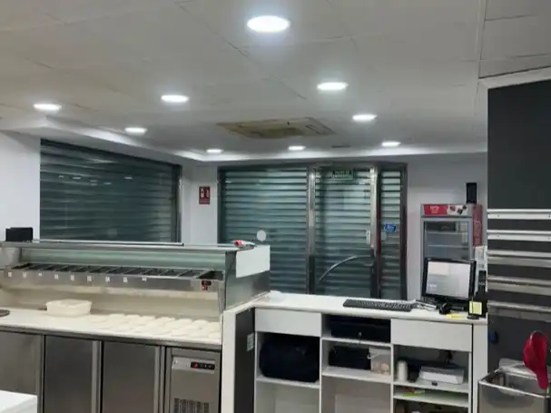 Local commercial à louer à Avda país valenciano 51
