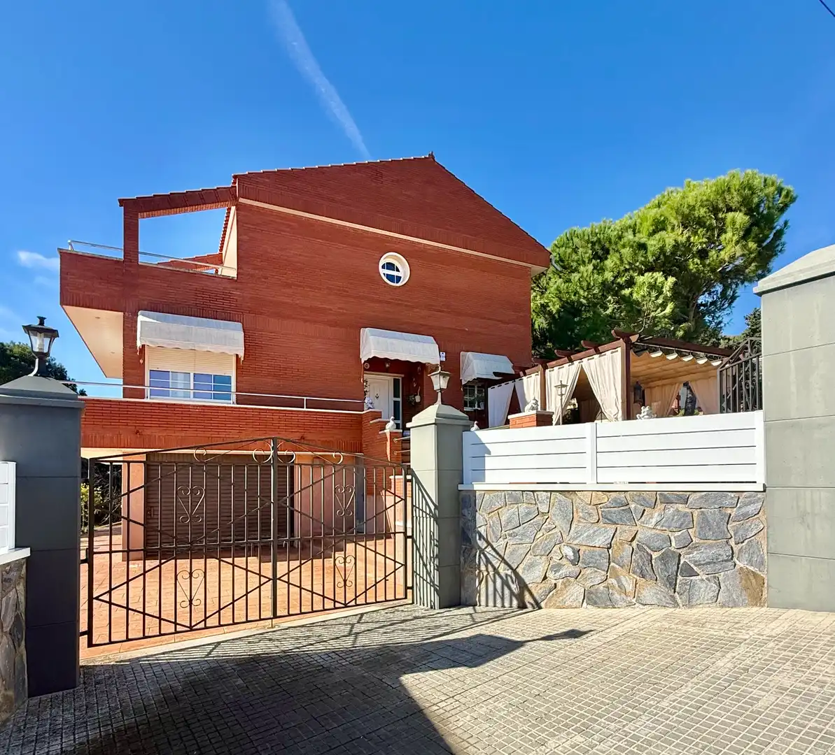 Vista exterior de Casa o chalet en venta en Vallirana con Jardín privado, Terraza y Horno