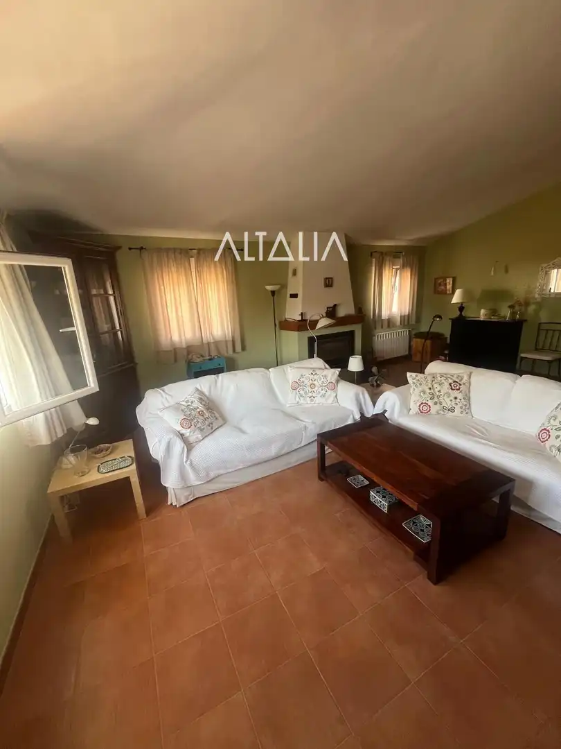 Sala d'estar de Casa o xalet en venda en Torrejoncillo del Rey amb Calefacció, Terrassa i Alarma