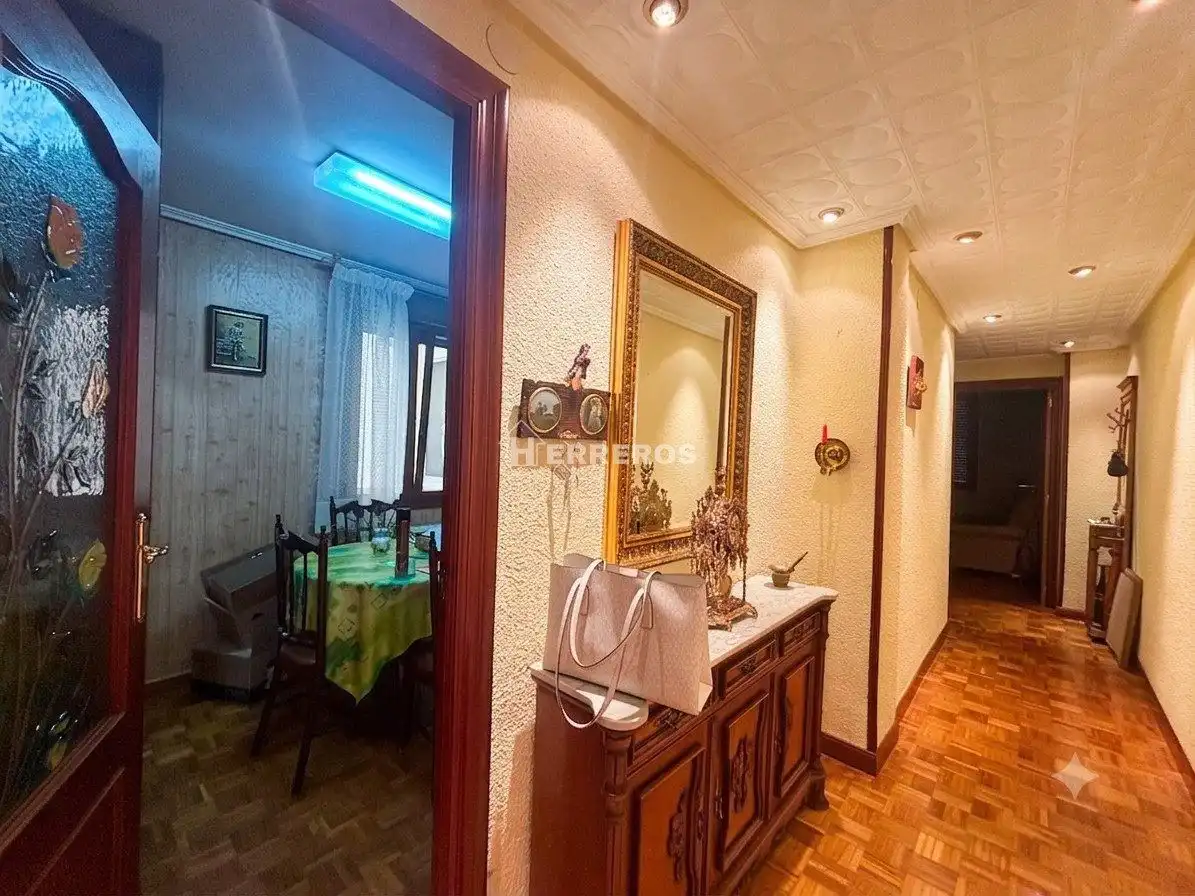 Piso en venta en  Logroño con Calefacción, Parquet y Trastero