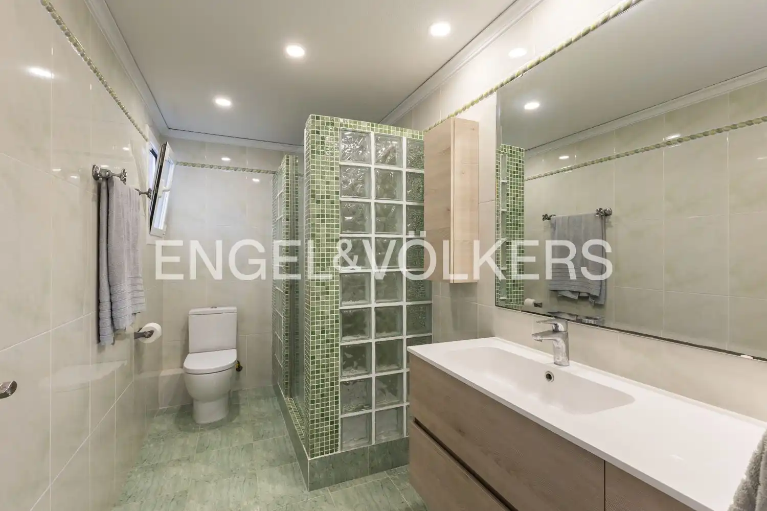Badezimmer von Wohnung zur Miete in Valencia mit Klimaanlage, Heizung und Parkett