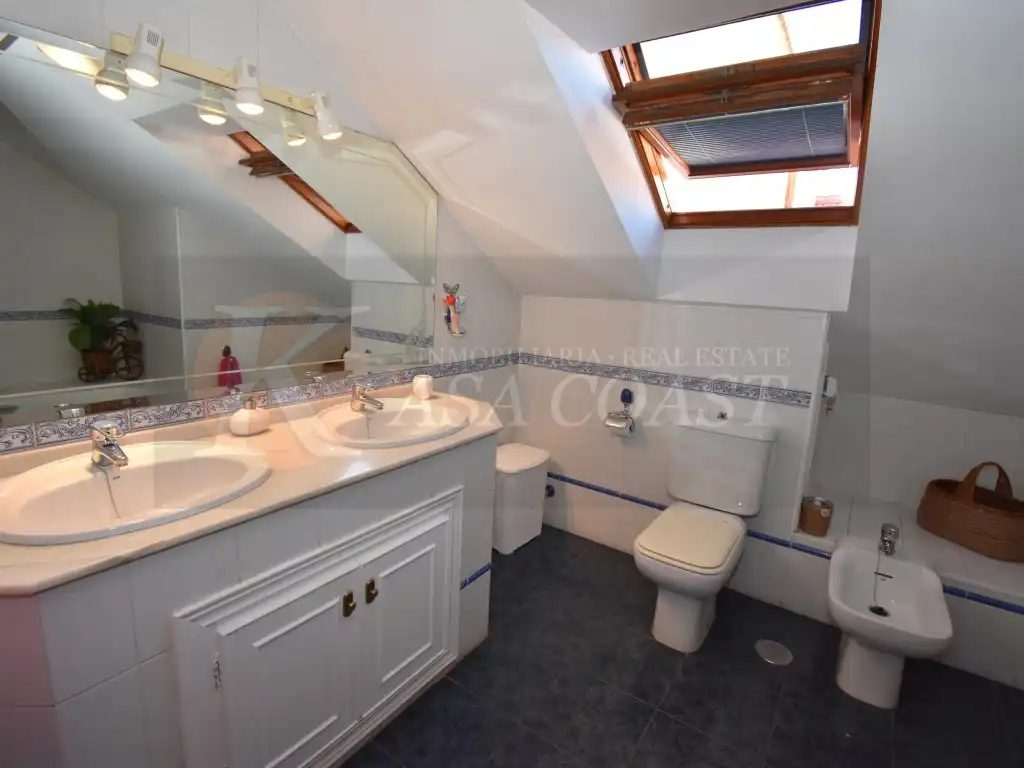 Baño de Ático en venta en Fuengirola con Aire acondicionado, Jardín privado y Terraza