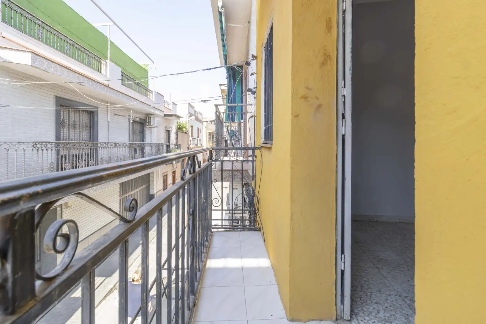Terrasse von Einfamilien-Reihenhaus zum Verkauf in Sevilla mit Terrasse, Abstellraum und Balkon