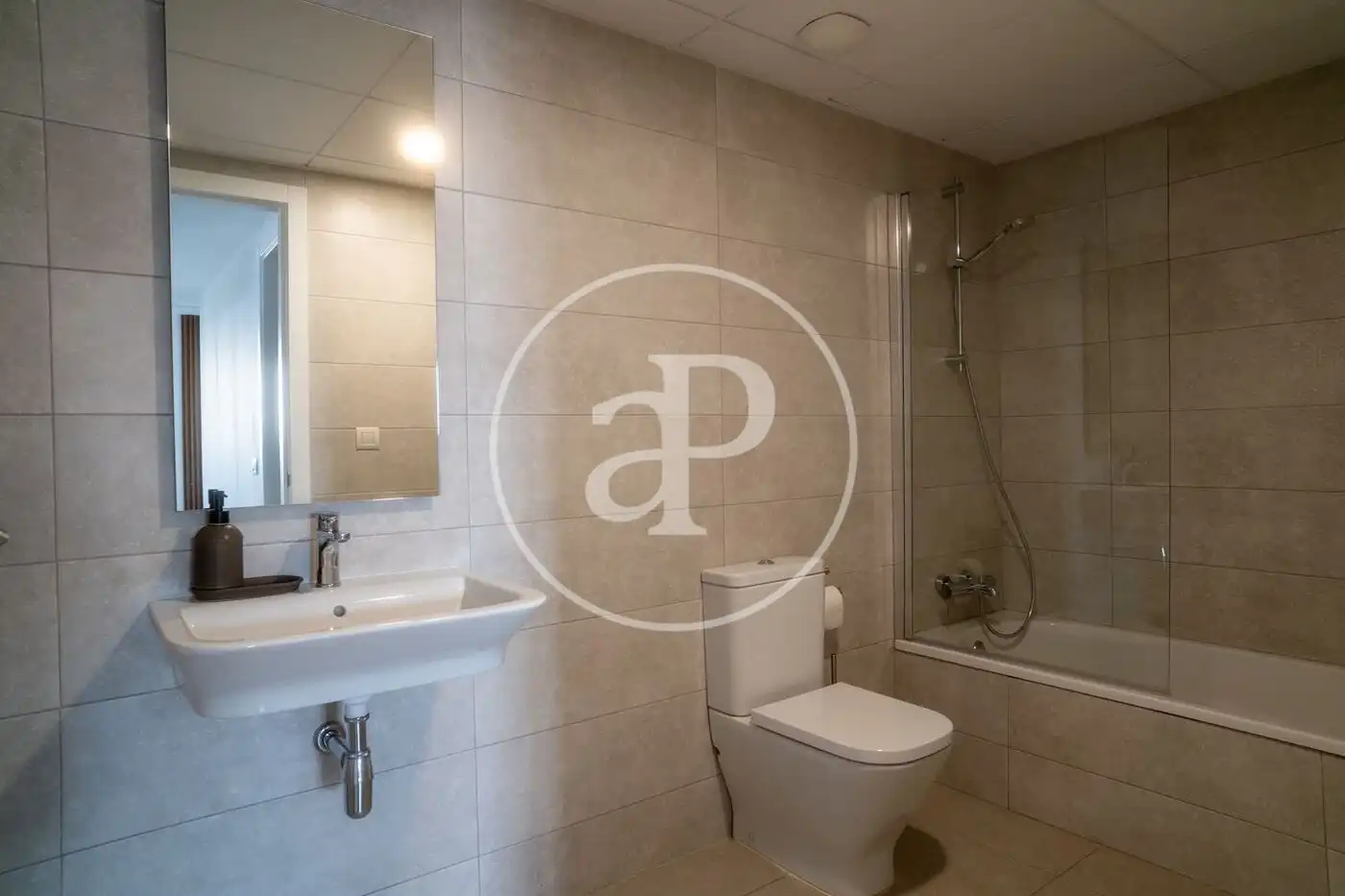 Bathroom of Flat for rent in Valencia  with Air Conditioner, Heating and Private garden