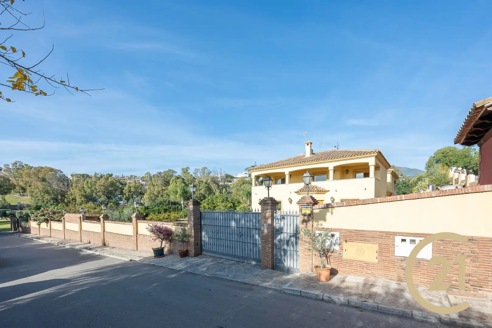 Vista exterior de Casa adosada en venta en Benahavís con Aire acondicionado, Jardín privado y Terraza