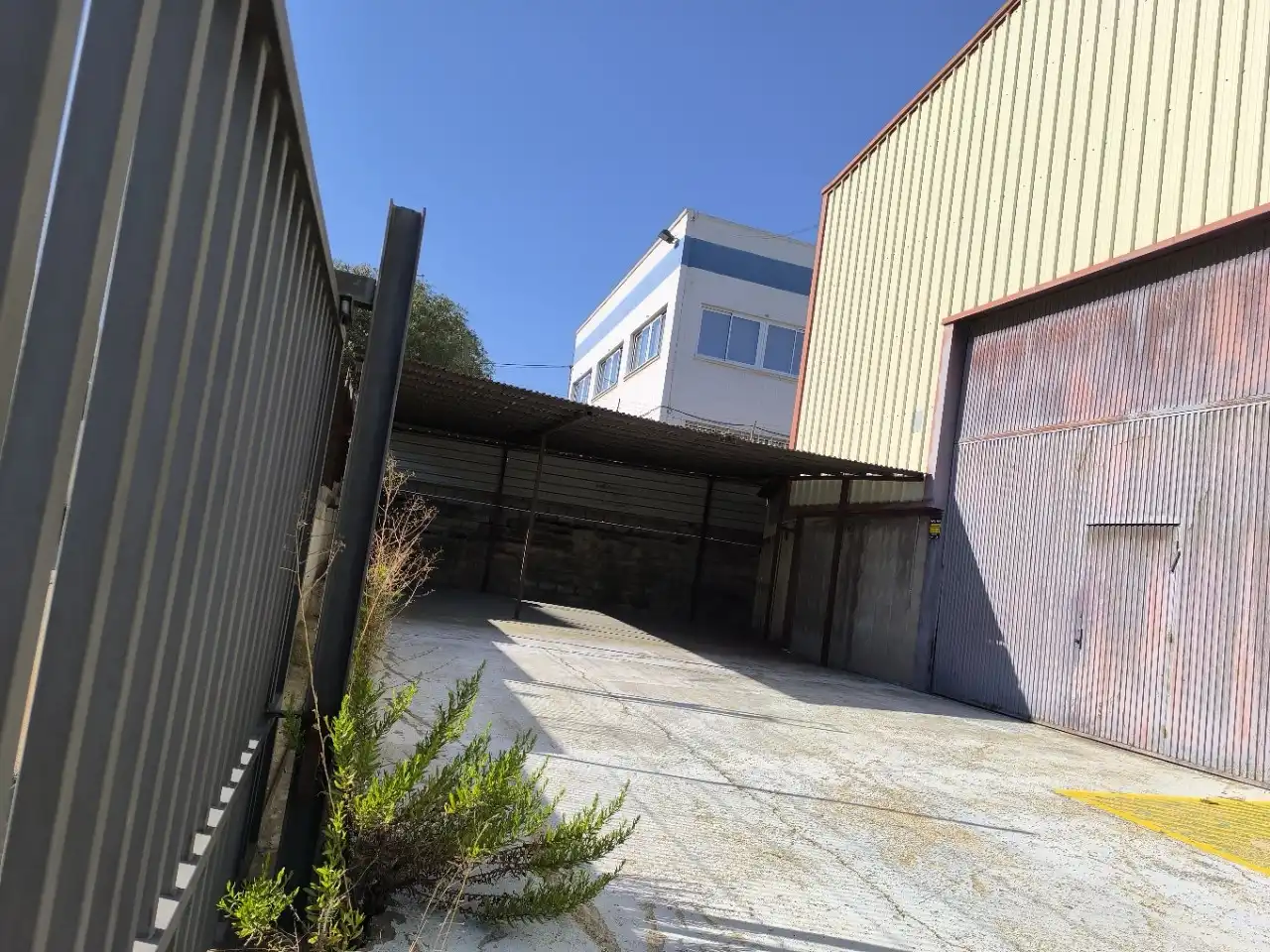 Außenansicht von Fabrikhallen zum Verkauf in Sant Boi de Llobregat
