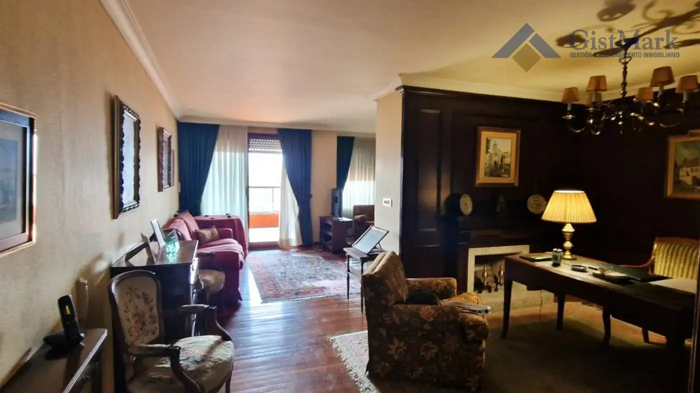 Sala de estar de Piso en venta en Vigo  con Calefacción, Parquet y Terraza