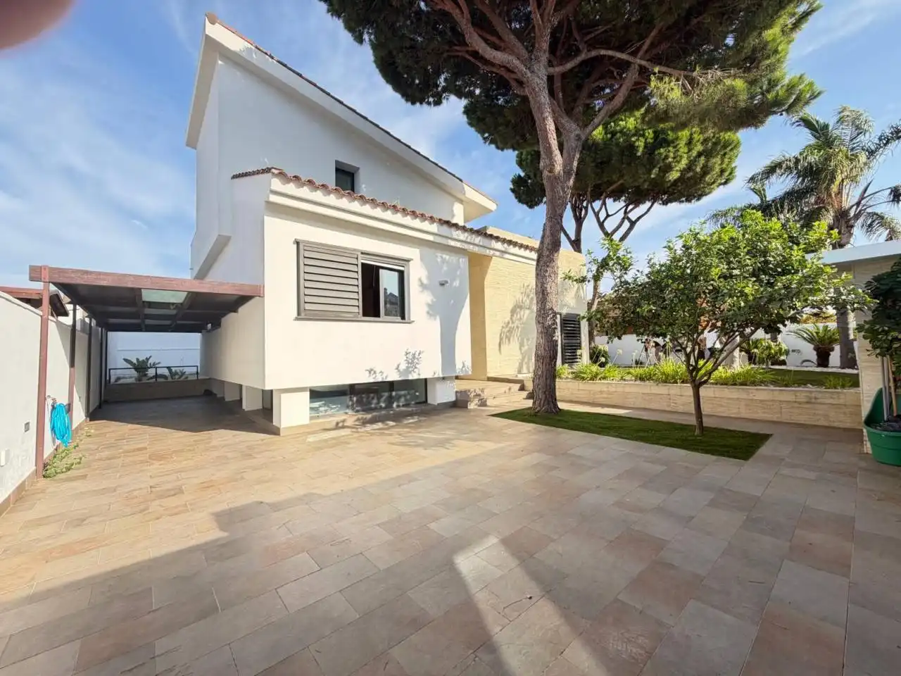 Vista exterior de Casa o xalet en venda en Chiclana de la Frontera amb Aire condicionat, Jardí privat i Terrassa